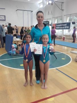 Zleva: Simona Kaczorová a Ella Kostelecká s trenérkou Sárou Kaczorovou