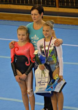 Zleva: Karla Adamíková a Karolína Tihelková s trenérkou Světlanou Grmelovou