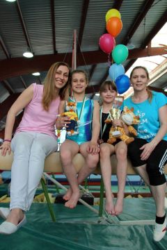 Rozálie Ožanová s maminkou a Klaudie Hynek s maminkou a trenérkou Gabrielou Hynek