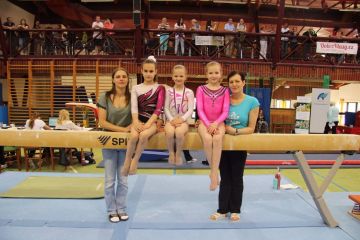 Winona Žáková, Nela Štěpandová a Karla Adamíková s trenérkami Monikou Prutkayovou a Světlanou Grmelovou